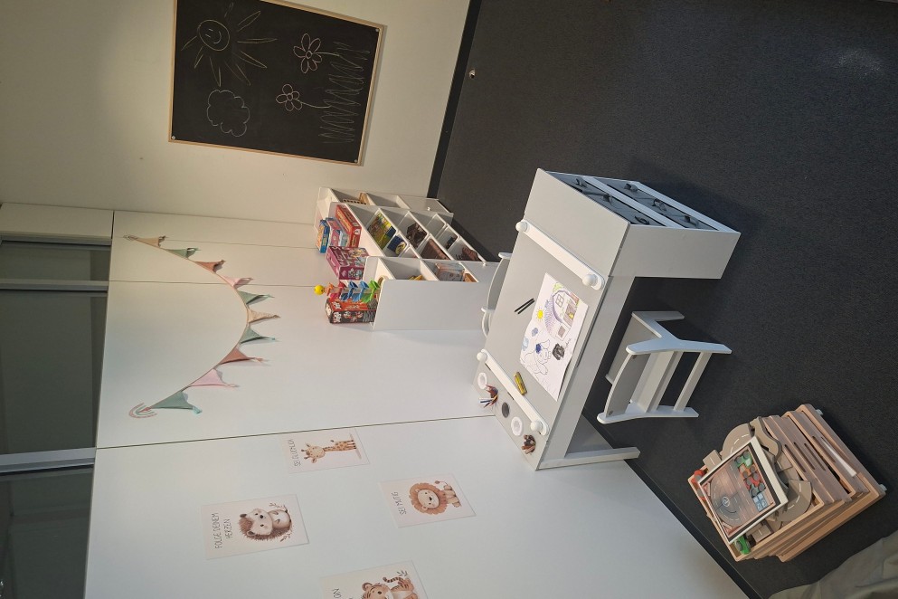 Um die Umgangskontakte zu stärken, hat der Pflegekinderdienst im Landratsamt ein Familienzimmer eingerichtet. Foto: Violetta Schiling Das Foto zeigt das Familienzimmer im Landratsamt.