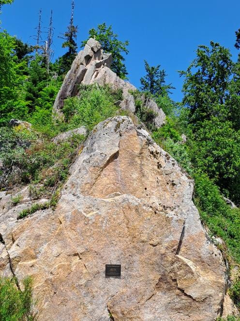 Weisenbacher Steig - Das „Kleine Matterhorn“ ist ein markanter Aussichtspunkt auf der Route „links der Murg“. (Foto: Holger Staib) Das Foto zeigt den Felsen „Kleines Matterhorn“, der ein markanter Aussichtspunkt ist. (Foto: Holger Staib)