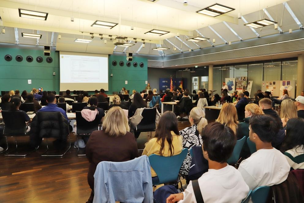 Die Informationsveranstaltung der Servicestelle Pflegeausbildung bietet den neuen Auszubildenden Orientierung für den Ausbildungsstart und den Alltag in Deutschland.Foto: Ramona Heck/Landratsamt Rastatt Die Informationsveranstaltung der Servicestelle Pflegeausbildung bietet den neuen Auszubildenden Orientierung für den Ausbildungsstart und den Alltag in Deutschland.Foto: Ramona Heck/Landratsamt Rastatt