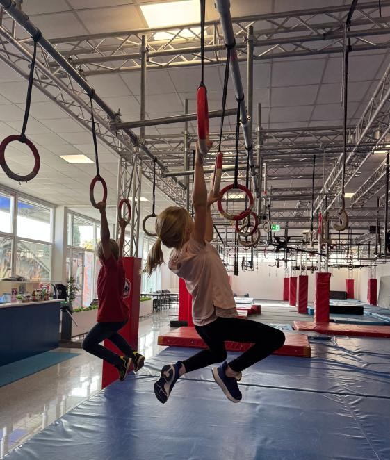 Pflegekinder hangeln sich beim „Lions Club Tag für Pflegefamilien“ in der Ninja-World in Karlsruhe von Ring zu Ring. Foto: L. Meier/Landratsamt Rastatt