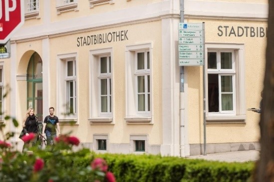 Stadtbibliothek Rastatt, Foto: Stadtbibliothek Rastatt Das Foto zeigt die Außenfassade der Stadtbibliothek Rastatt, Foto: Stadtbibliothek Rastatt