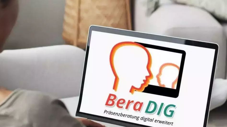 Das Foto zeigt ein Tablet mit dem Bild BeraDig auf dem Bildschirm.