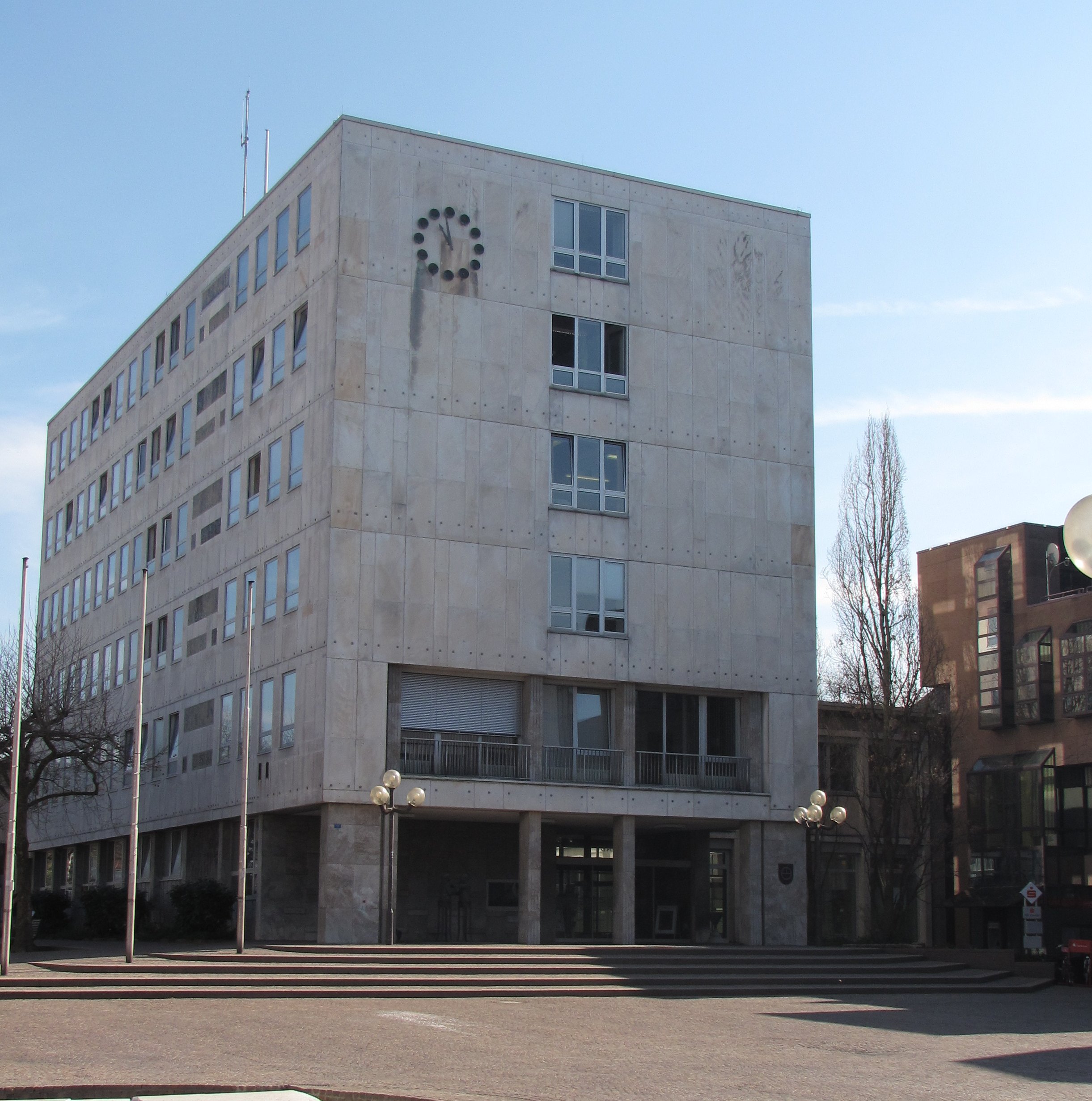 Das Foto zeigt das Rathaus in Gaggenau, wo sich die Kfz-Zulassungsbehörde befindet