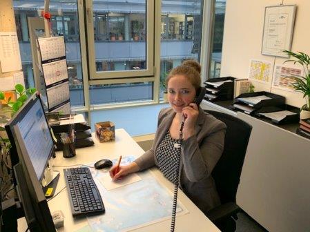 Das Foto zeigt Ausbildungsleiterin Anja Gomann am Schreibtisch sitzend.