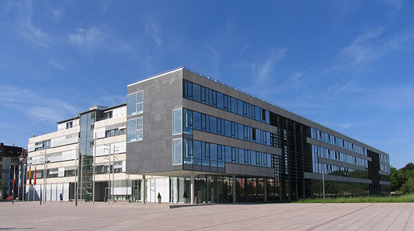Das Foto zeigt das Landratsamt Rastatt.