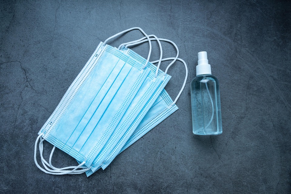 Das Foto zeigt eine Maske und Desinfektionsspray, Foto Pixabay 5954184 